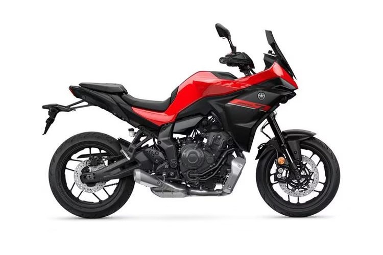 <div class='descrGalleryTitle'>Yamaha Tracer 7</div><div class='descrGalleryText'><p>È la concorrente diretta della Kawasaki Versys 650 e, aggiornata con un <b><a href="https://www.dueruote.it/prove/anteprime/2025/06/30/prova-yamaha-tracer-7-e-gt-2025-come-vanno-differenze-pregi-difetti-e-prezzo/">modello tutto nuovo nel 2025</a></b>, ne ricalca le caratteristiche di base. È una crossover prettamente stradale spinta dall’azzeccato bicilindrico parallelo <b>CP2 da 689 cc con 73 cavalli </b>e 68 Nm a 6.500 giri. La versione più recente guadagna <b>comando del gas elettronico</b>, diverse modalità di guida, mappe motore, controllo di trazione e cruise control, tutti elementi che mancavano fino alla Tracer 7 2024 (e potrebbe arrivare anche il cambio automatico Y-AMT per ora riservato alla MT-07). Ora la <a href="https://www.dueruote.it/listino/yamaha/tracer-7/"><b>Yamaha Tracer 7</b></a>&nbsp;<b>è una crossover sportiveggiante davvero completa, </b>grazie anche ad una ciclistica che prevede finalmente una forcella a steli rovesciati. La <b>posizione in sella</b> è perfetta per chi non sia troppo alto, mentre gli utenti sopra il metro e ottanta troveranno un po’ troppo chiuso l’angolo che devono mantenere le ginocchia. Diverso il discorso con la sella comfort maggiorata, disponibile di serie sulla Tracer 7 GT: leggermente più alta e meglio imbottita; se si cerca comodità è un bell’accessorio da considerare. <b>I prezzi partono da 9.999 euro.</b></p>
</div>